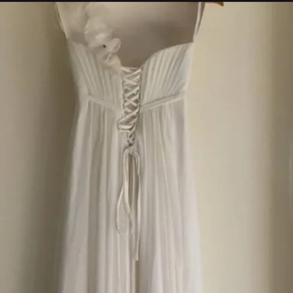 Elegant White One-Shoulder Gown - Picture 5 of 8